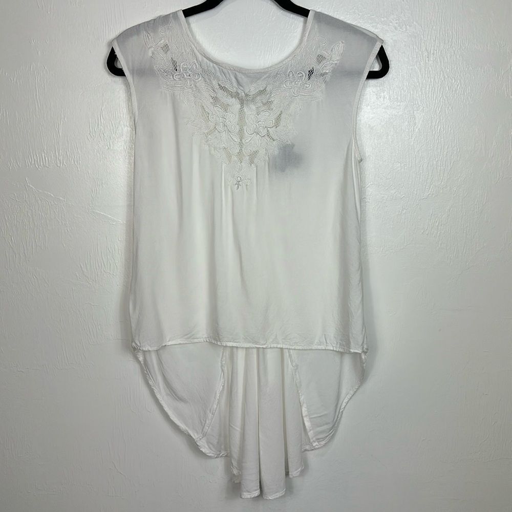 Angie Sleeveless Floral Embroidery Hi-Low Hem Top In White Size M